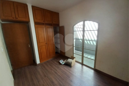 Casa térrea com 3 dormitórios, sendo 1 suíte.