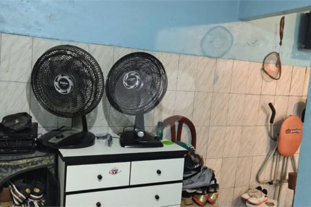 Casa com 150m² , 1 dormitório , 1 vaga de garagem , precisando de reforma , `venda na Penha.