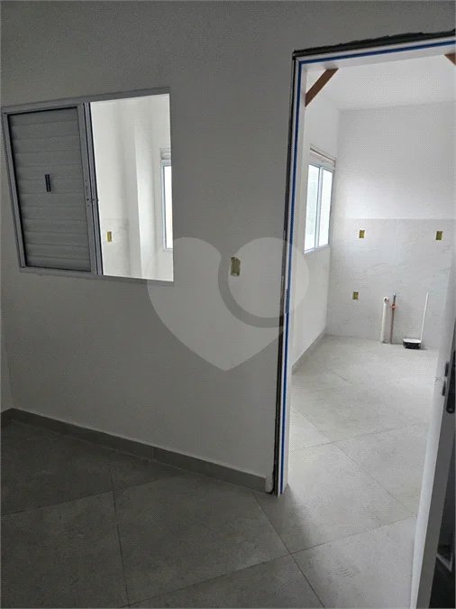 Apartamento com 48m², distribuídos em 2 dormitórios, sala, cozinha e 1 banheiro.