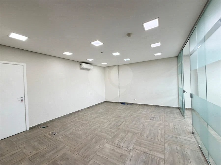 Sala para locação Domo Business 101 m - 2 vagas - Sala com divisórias, ar condicionado e banheiro.