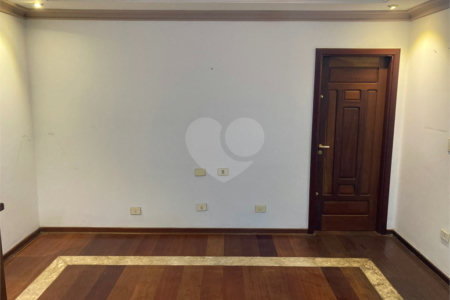Casa Térrea com Acabamento em Tijolo Aparente e Quintal Amplo - Próximo ao Shopping Iguatemi