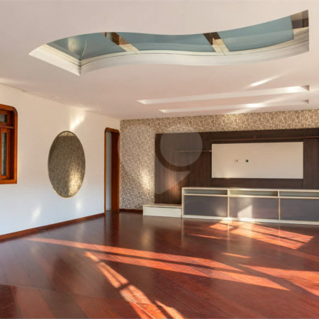 Casa à venda com 6 dormitórios, 3 suítes, piscina, área gourmet, hidromassagem, lareira, varanda e 6 vagas de garagem. Conforto e lazer para toda a família!