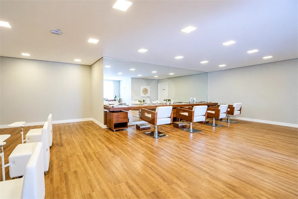 Apartamento de 127 m² em andar alto, com vista livre, 3 suítes planejadas, sacada gourmet envidraçada, 2 vagas e lazer completo, próximo ao Shopping Golden Square e à Avenida Kennedy.