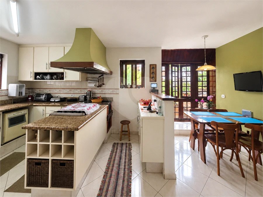 Sobrado com cinco quartos sendo 3 suites 4 vagas| R$ 3.300.000 no Alto da Boa Vista - São Paulo