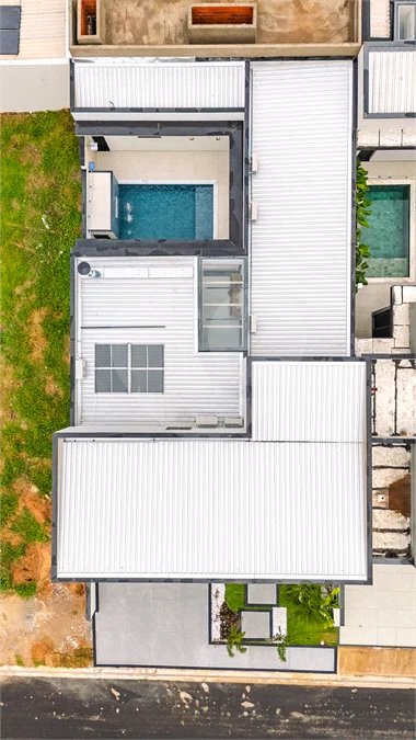 Casa Térrea – Condomínio Maria Cândida - 300 m² de terreno - 212 m² de área construída - 4 vagas de garagem, sendo 2 cobertas - Sala de jantar e estar integradas, com pé-direito duplo e cortina - 3 suítes com ar-condicionado, sendo 1 master com closet – planejado – Roupeiro – Escritório - Cozinha