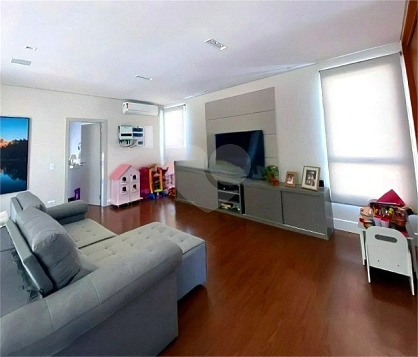 Casa de Alto Padrão em Condomínio com 4 suítes.