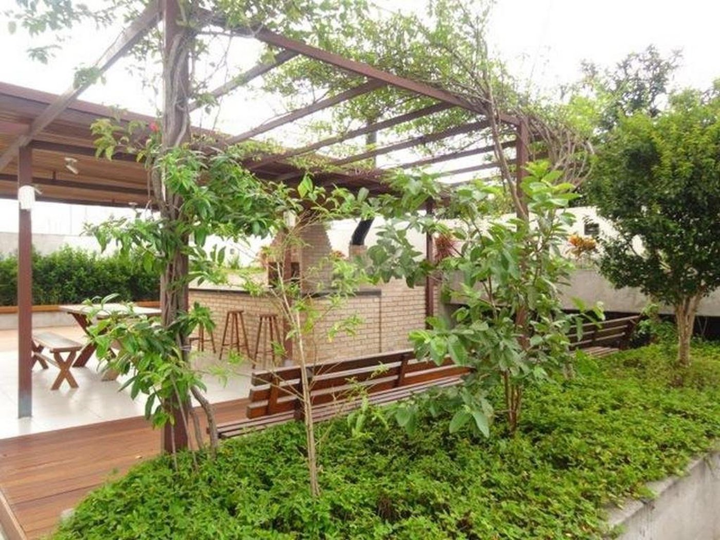 3 quartos, sendo, 2 suítes e 4 vagas de garagem