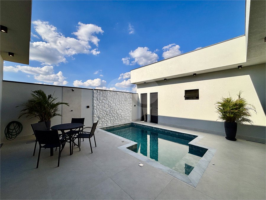 Indaiatuba - Sp - Condominio Maria Candida - R$ 2.250.000,00 - 3 suítes, sendo 1 master com closet e banheiro com duas cubas e dois chuveiros - Escritório - Piscina em Alvenaria aquecida e Hidro com Iluminação - Ar Condicionado instalado em todos os quartos, escritorio, sala e area gourmet