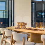 Indaiatuba - Quintas da Terracota - 1252 m² de terreno - casa térrea com 514 m² de área construída -3 vagas de garagem cobertas e 3 descobertas Lavabo - Sala de estar e jantar amplas e integradas - Escritório privativo - Cozinha toda equipada com geladeira, forno, micro-ondas, lava-louças,