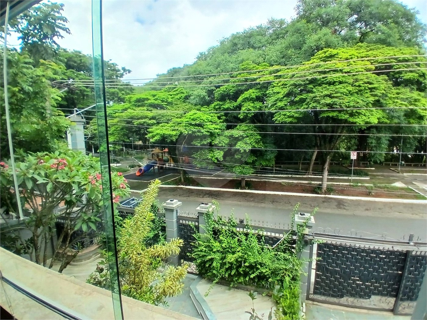 Oportunidade No Alto de Pinheiros Ótimo Sobrado com 352m² de A.C, frente para uma bela Praça.