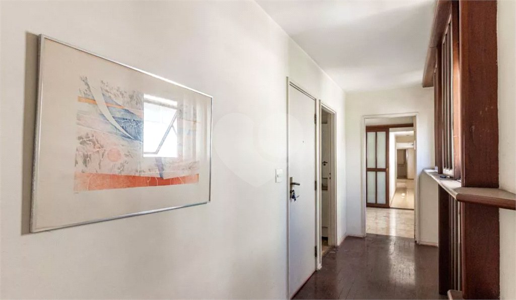 Este elegante apartamento em Higienópolis oferece 224m² de área muito bem distribuída, perfeito para quem valoriza conforto