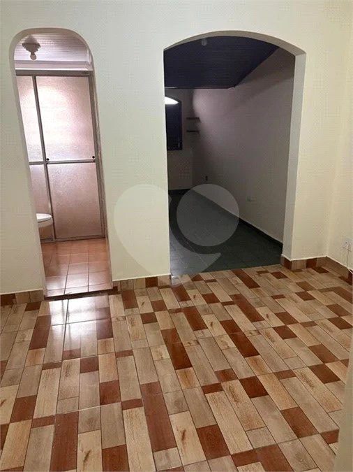 São Paulo - Capital - Bairro Santa Cruz - R4 495.000,00 - Aceita permuta por imóvel na cidade de Indaiatuba- Sp - Sobrado em rua residencial sem saída e com praça particular. O imóvel possui 2 quartos — 1 suíte com dois ambientes e acesso a hall externo. Sala ampla, cozinha com dois ambientes