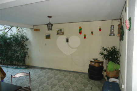 Sobrado com 4 quartos sendo 2 suítes.