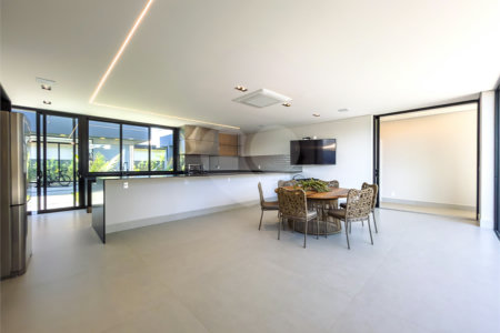 Indaiatuba - Quintas da Terracota - 1252 m² de terreno - casa térrea com 514 m² de área construída -3 vagas de garagem cobertas e 3 descobertas Lavabo - Sala de estar e jantar amplas e integradas - Escritório privativo - Cozinha toda equipada com geladeira, forno, micro-ondas, lava-louças,