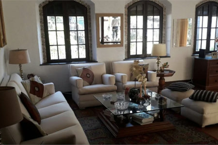 Sobrado em estilo Tudor com edícula independente à venda –