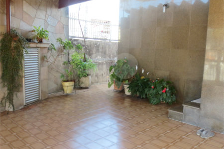 Casa térrea à venda na Saúde c/ 170m2 de construção - 3 Quartos/1 Suíte/4 Vagas na garagem
