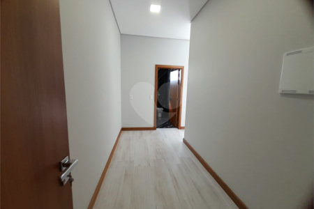 Belíssima Casa à Venda no Condomínio Damha IV