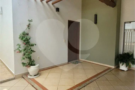 Casa Exclusiva com Pé-Direito Alto e Área Gourmet no Jardim Paraíso