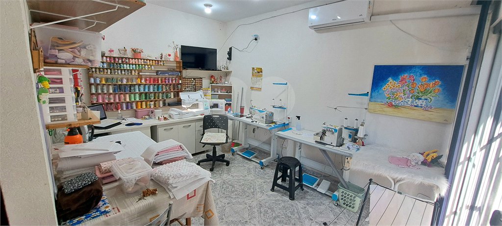 Casa no Jardim Medeiros ampla com 3 dormitórios bem distribuída