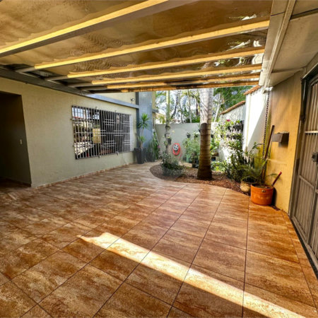 Casa com Piscina e Churrasqueira | 2 Suítes | Edícula | 3 Vagas | 275m²