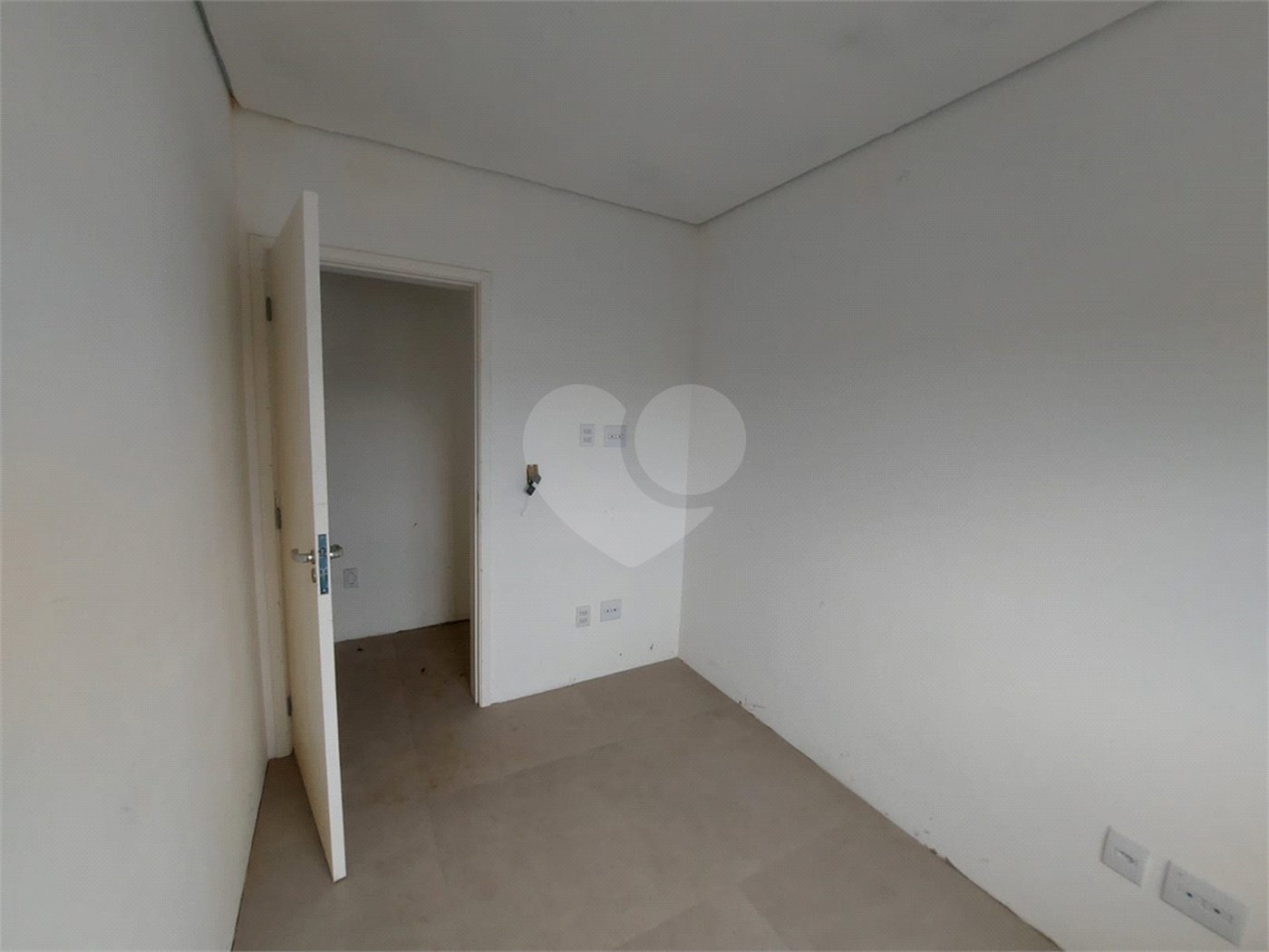 Sobrado à venda com 3 quartos, sendo 1 suíte, em Vila Omízollo, Louveira, SP