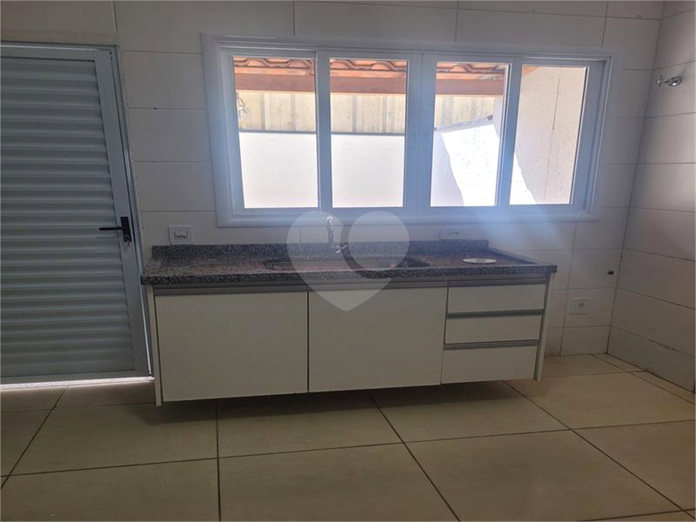 Indaiatuba - Sobrado para venda e Locação - Jardim Nely em Indaiatuba - R$ 425.000,00 - aceita parte em permuta - Bairro tranquilo com fácil acesso a rodovias, Shopping Polo Parque Mall - Assai, Polo shopping - Com duas suítes sendo uma com sacada, , lavabo. área de serviço , 2 vagas, portão ele