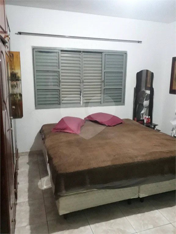 Casa térrea com amplo terreno