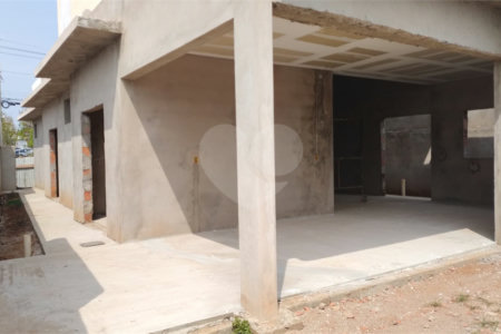 Casa térrea em fase de construção para venda no condomínio Quebec