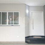Sobrado novo com 3 suítes, 4 vagas, espaço gourmet com churrasqueira, jardim de inverno e acabamento premium. Conforto, modernidade e sofisticação.