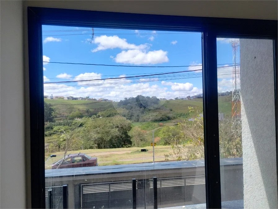 Casa em Atibaia com 3 dormitórios (1 suíte), sala 2 ambientes, piscina, 2 vagas de garagem, aceita financiamento