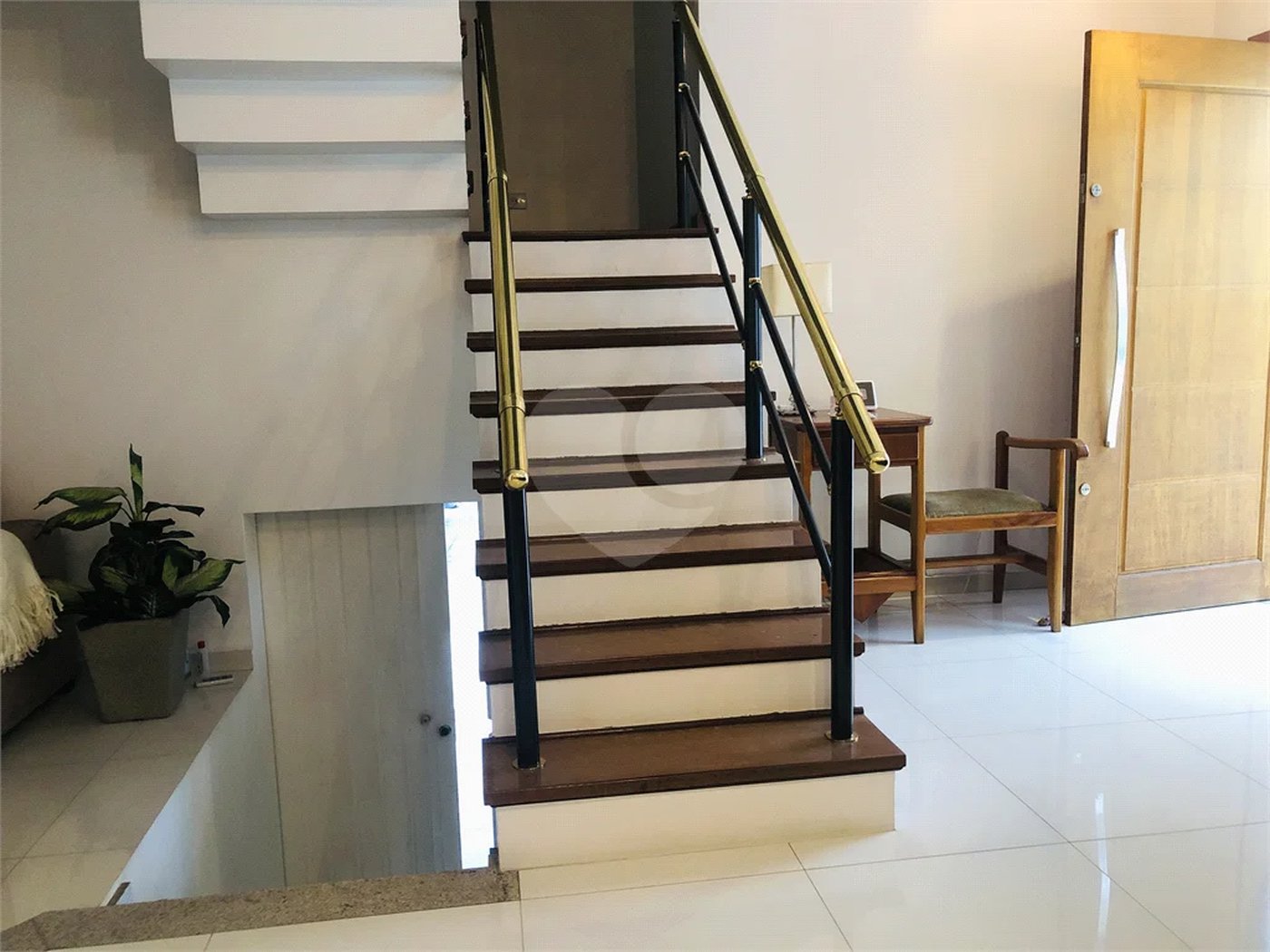 SOBRADO A VENDA NO TREMEMBÉ - 3 DORMS. (1 SUÍTE) E 5 VAGAS