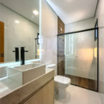 Indaiatuba - Condomínio Milano - Sobrado - 350 m² de terreno - 240 m² de área construída - 4 vagas de garagem, sendo 2 cobertas - Salas de estar e jantar integradas - 3 suítes com closet e varanda no pavimento superior - Escritório no térreo - Espaço gourmet com churrasqueira - Banheiro externo