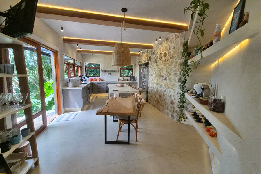 Casa em Condomínio de Alto Padrão no Suíça da Cantareira.