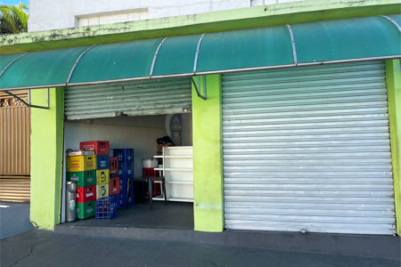 Casa térrea e salão comercial a venda no Jardim Bandeirantes.