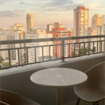 Apartamento mobiliado no Planalto Paulista com 1 dormitório e varanda.