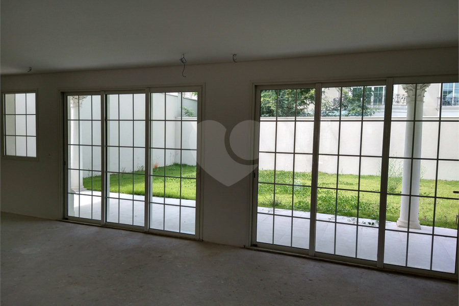 Condomínio de casas de alto padrão em estilo Neoclássico Francês