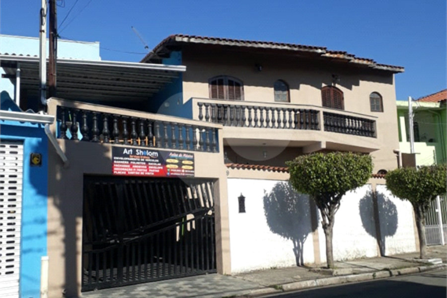 Casa com salão adjacente gerando renda!
