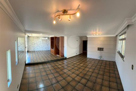 Casa à Venda no Bosque da Saúde com 271m², 3 Dormitórios, 1 Suíte e 4 Vagas