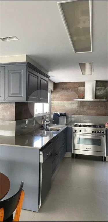 Apartamento de 224m² com 4 dormitórios, 3 suítes, 4 vagas de garagem e deposito