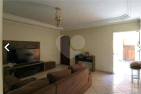 Casa com 205m² , 3 dormitórios , sendo todos suítes , 5 vagas , á venda no bairro Bangú em Santo André.
