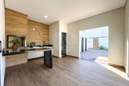Indaiatuba - Condomínio Milano - Sobrado - 350 m² de terreno - 240 m² de área construída - 4 vagas de garagem, sendo 2 cobertas - Salas de estar e jantar integradas - 3 suítes com closet e varanda no pavimento superior - Escritório no térreo - Espaço gourmet com churrasqueira - Banheiro externo