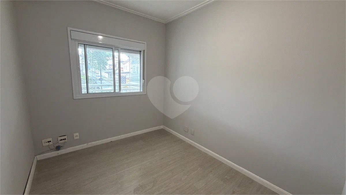 Apartamento de 155 m² com 4 dormitórios, varanda e 2 vagas de garagem. Condomínio com piscinas adulto, infantil e aquecida, lazer e portaria 24 horas.
