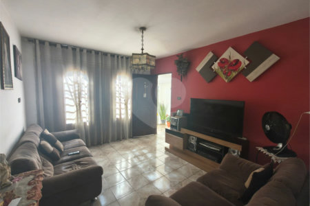 Linda Casa com Comercio ao lado independente.