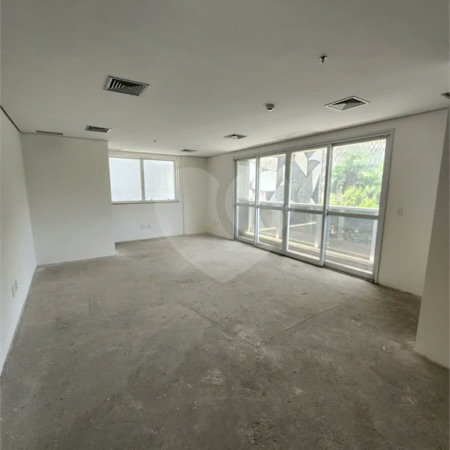 Sala comercial em frente ao Allianz Parque