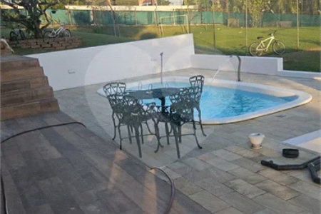 Indaiatuba- condominio Vale das Laranjeiras - Itaici - Terreno 3040,00 ms- construida 220ms - 3 dormitórios, sendo 2 suítes e uma suíte master com closet, além de uma sala ampla com 3 ambientes, Cozinha planejada,, campo de futebol/vôlei, Area de lazer com piscina, espaço gourmet com churrasque