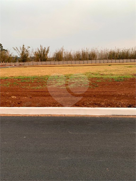 Terreno contendo 252,53 m² de área total .