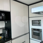 Sobrado com 3 quartos e garagem para 5 veículos.