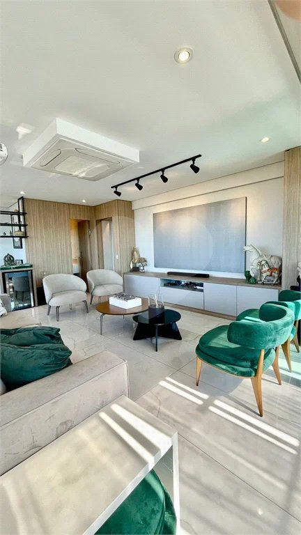 Cobertura à venda na Aclimação de 300m² com 2 vagas.