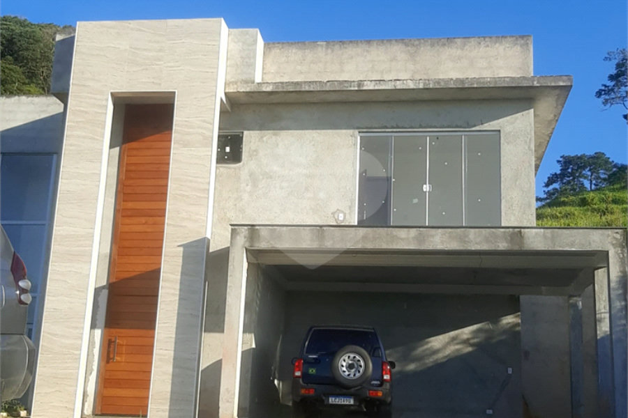Casa nova na Serra da Cantareira com 3 suítes