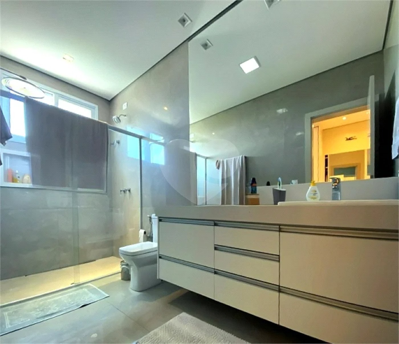 Casa de Alto Padrão em Condomínio com 4 suítes.